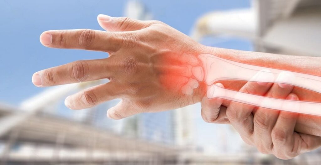 What are the Signs and Symptoms of Wrist Fractures? - HEMC Ortho